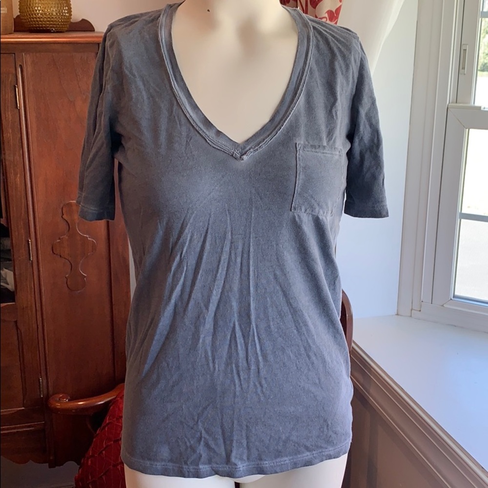 GAP v-neck shirt